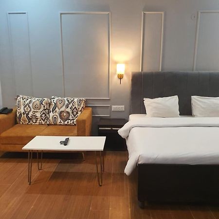 Mallenzo Suites Dlf Phase 1 Gurgaon Extérieur photo