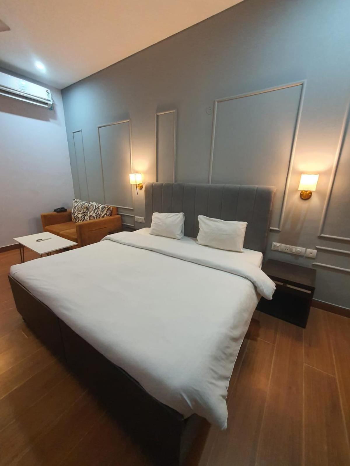 Mallenzo Suites Dlf Phase 1 Gurgaon Extérieur photo