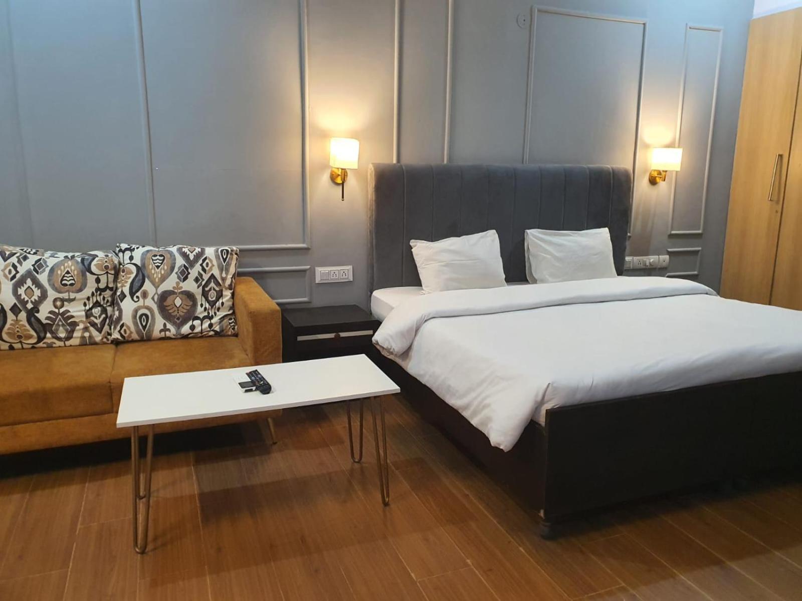 Mallenzo Suites Dlf Phase 1 Gurgaon Extérieur photo