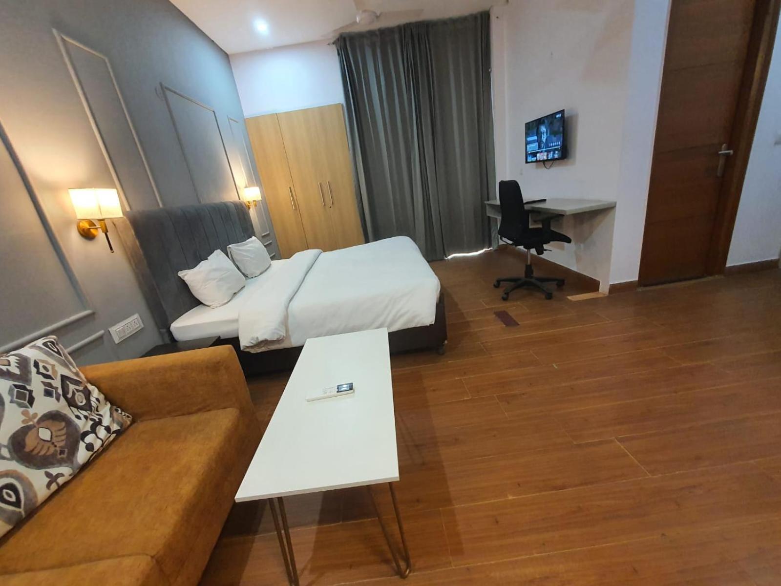 Mallenzo Suites Dlf Phase 1 Gurgaon Extérieur photo