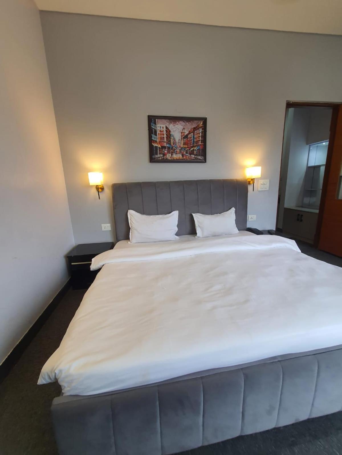 Mallenzo Suites Dlf Phase 1 Gurgaon Extérieur photo