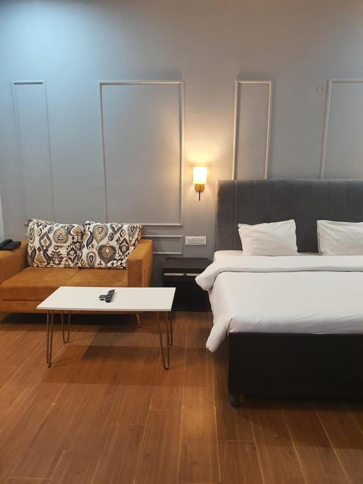 Mallenzo Suites Dlf Phase 1 Gurgaon Extérieur photo