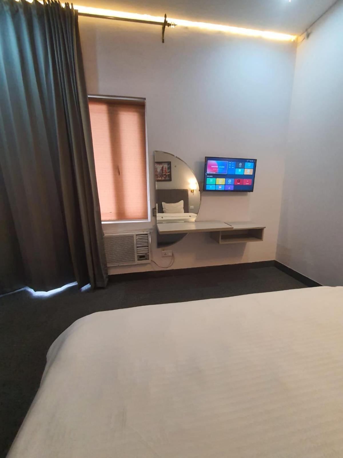 Mallenzo Suites Dlf Phase 1 Gurgaon Extérieur photo