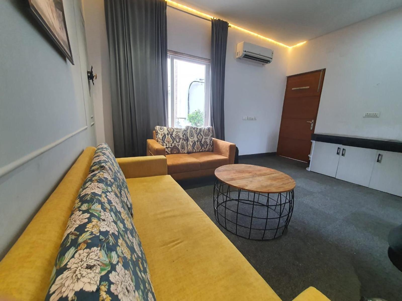 Mallenzo Suites Dlf Phase 1 Gurgaon Extérieur photo