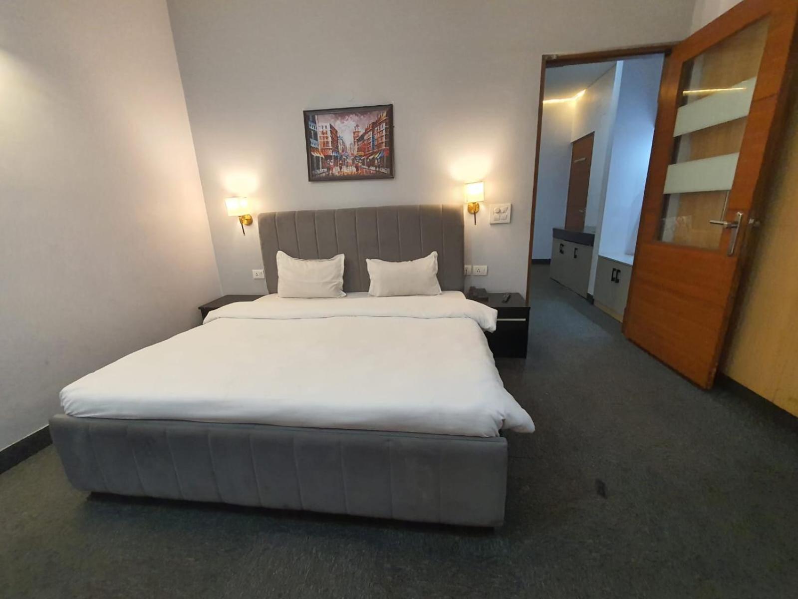 Mallenzo Suites Dlf Phase 1 Gurgaon Extérieur photo