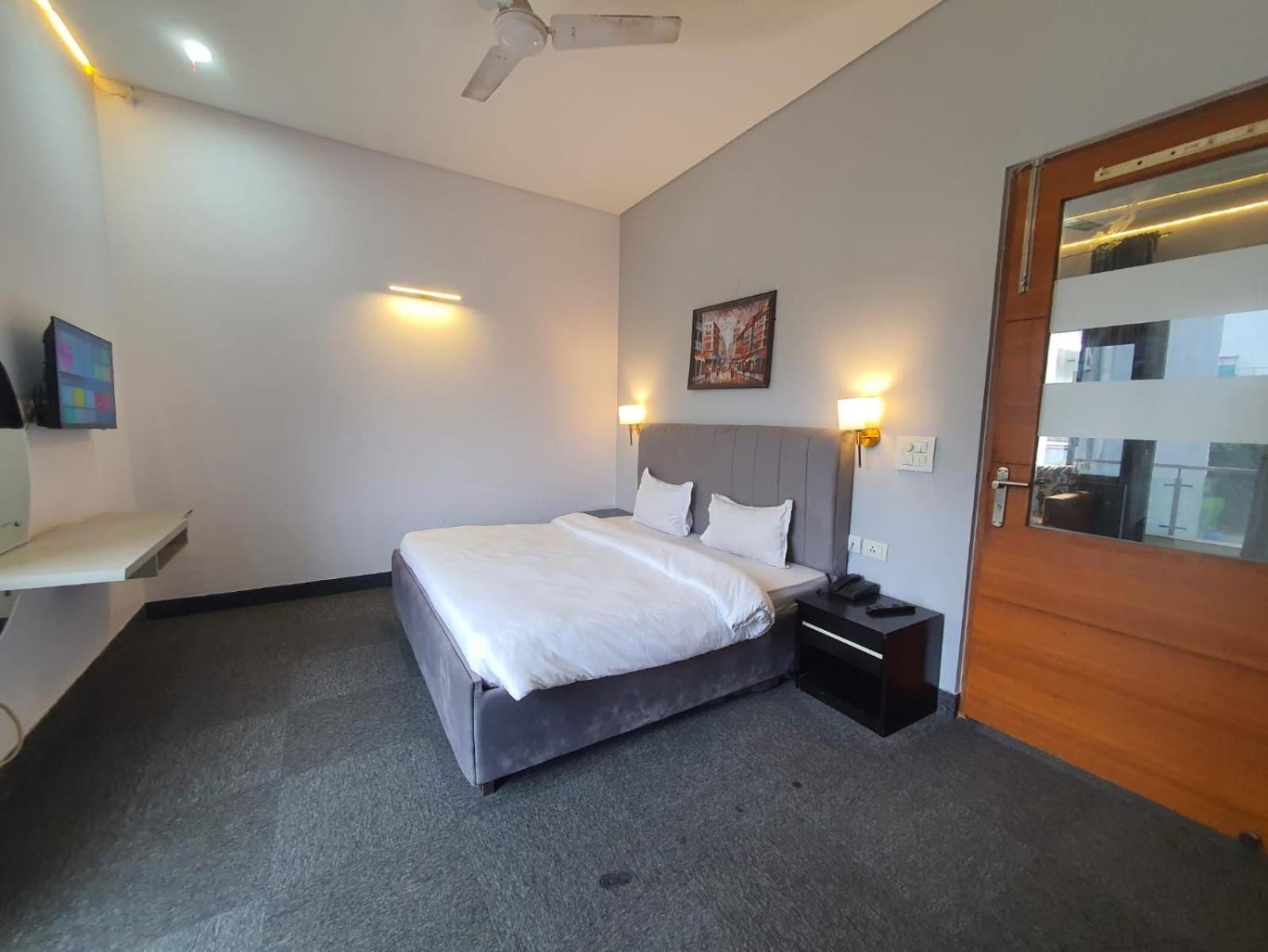 Mallenzo Suites Dlf Phase 1 Gurgaon Extérieur photo