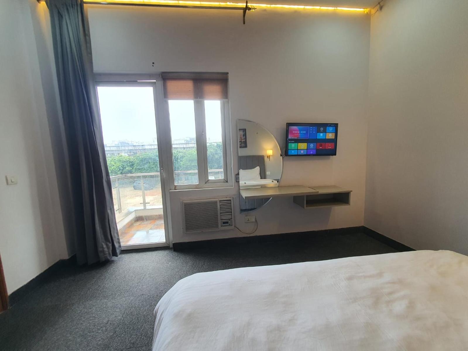 Mallenzo Suites Dlf Phase 1 Gurgaon Extérieur photo